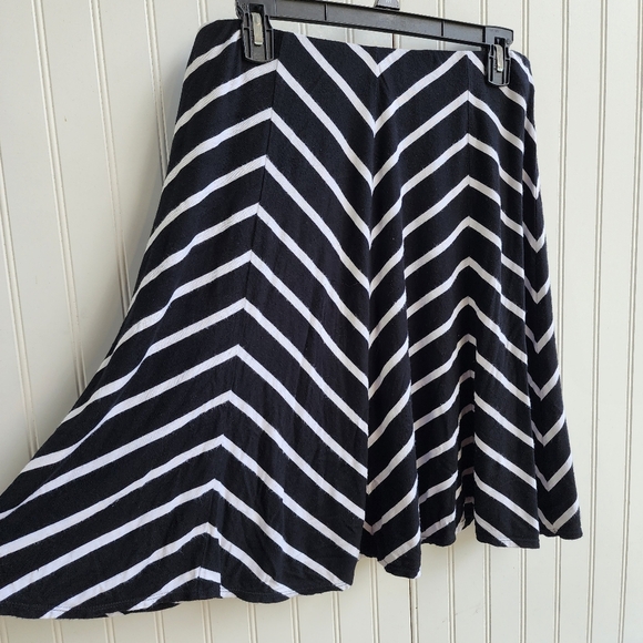 Max Studio Black White Chevron Stripe Skirt Knee Length Pull On Women's Sz M - Picture 5 of 8